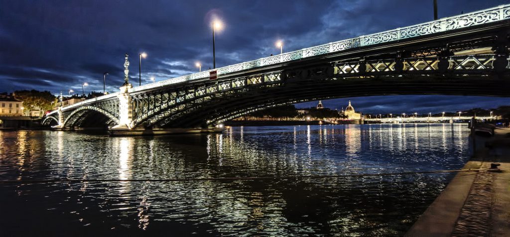 Pont de l'universite at night