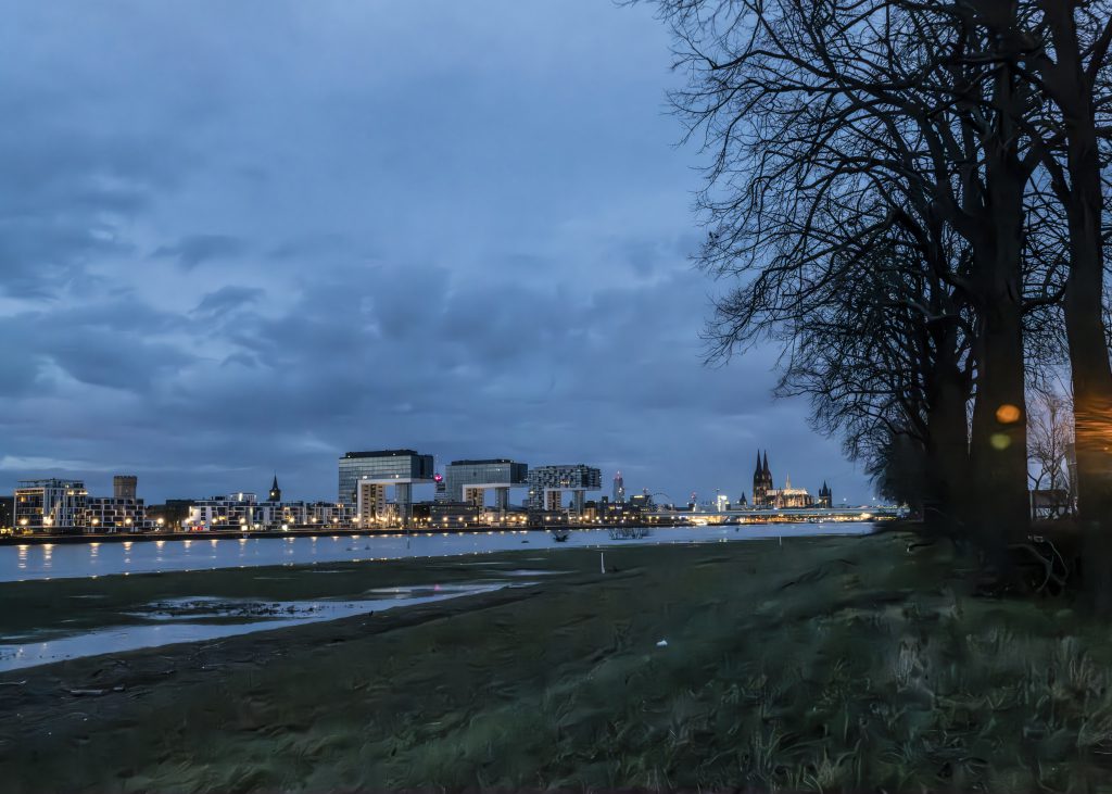 Köln Poll Rheinufer Kranhäuser Dom