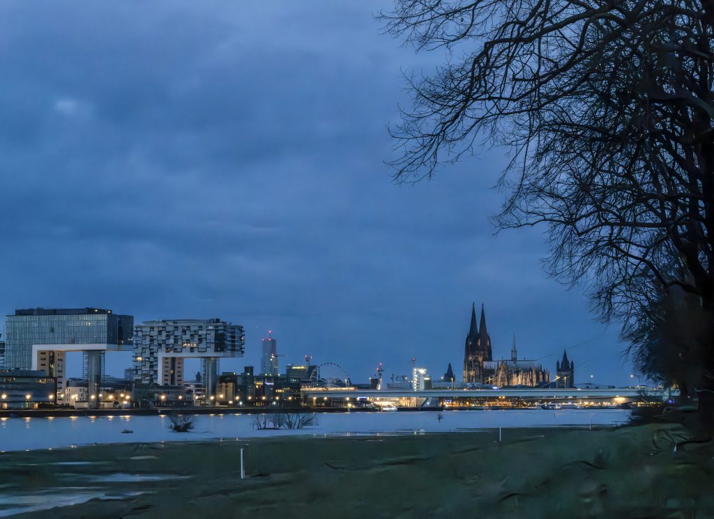 Köln Poll Rheinufer Kranhäuser Dom